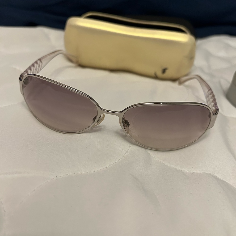 Women’s silver and white Chanel sunglasses w case